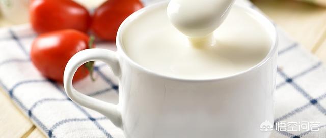 孕妈妈喝牛奶的好处有哪些，孕妇喝纯牛奶好还是喝奶粉好