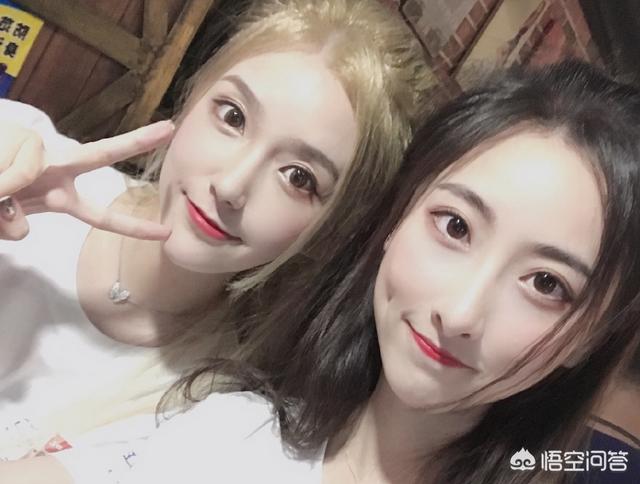 LOL解说Rita太不容易,直播遭大叔跪地求婚,当场被吓哭,你有何看法？