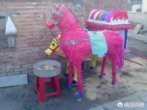 出柩时发生的灵异事件:你有没有夜晚走过农村乱葬岗的经历，是什么让你克服恐惧的呢？