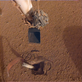 NASA洞察号着陆器将如何推动被卡住的火星“鼹鼠”探头？