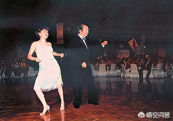 许晋亨的个人资料:老公的爸爸去世，老公的前妻应该来参加葬礼吗？