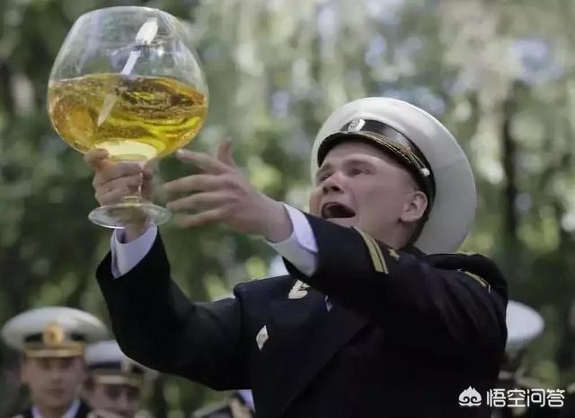 俄罗斯人为何到中国却不胜酒力了，为什么酒桌上喝酒总有人先撤呢他们都去干嘛了