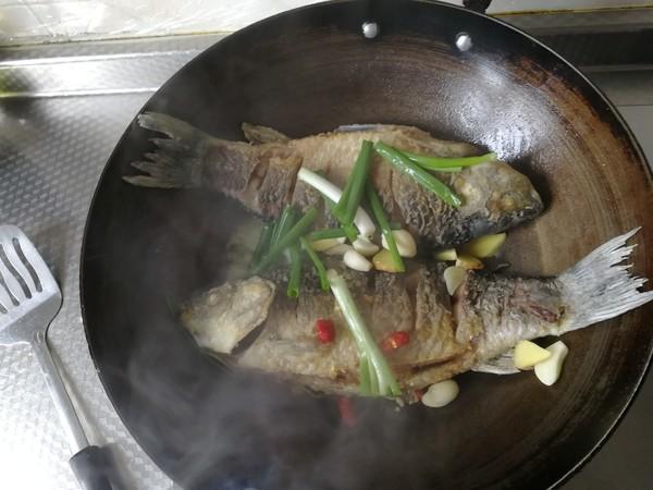 红烧鱼美味正确做法是什么，红烧鱼块是焯水还是过油怎么做好吃