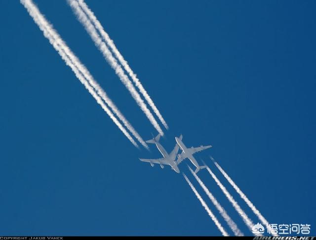 飞机上拍到恐怖的云，为什么有的时候会看到飞机飞的时候后面会有一条白色的尾巴云