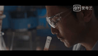 微信颓废帅哥图片:网剧《唐人街神探》林默的扮演者邱泽，你觉得他演技如何？