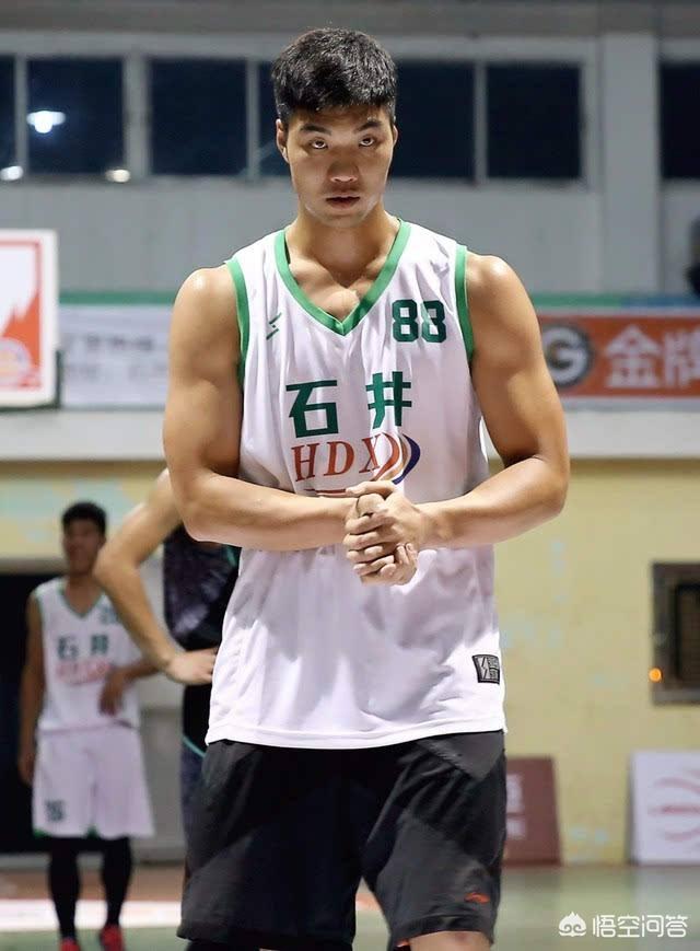 像徐杰、万圣伟这样的小将年薪有多少？有草根球星打野球收入高吗？