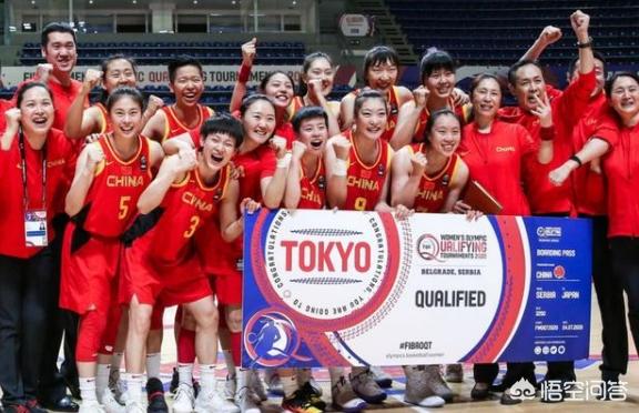 为什么在女篮拍完获胜合影后,姚明才小跑到女篮背后进行合影？
