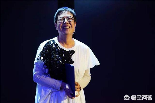 许鞍华作品:张爱玲小说改编《第一炉香》，导演许鞍华能讲出一个好的故事吗