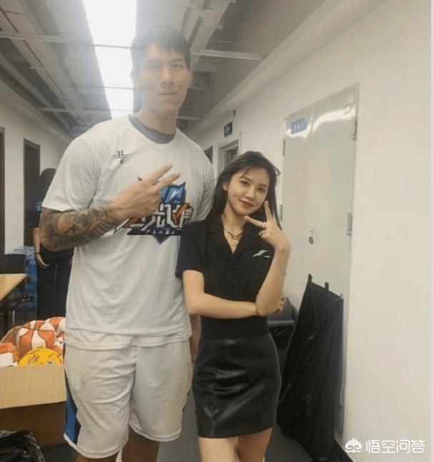 像徐杰、万圣伟这样的小将年薪有多少？有草根球星打野球收入高吗？