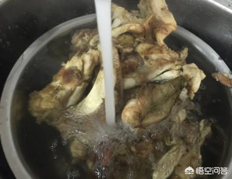 黄豆花生牛骨汤的功效:牛大腿骨怎么熬汤比较好？