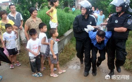定西地震惊现狗坚强:两个小孩在校门口被砍1死1伤为什么要砍小孩有什么仇吗？