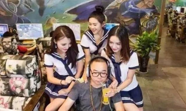 网吧通宵灵异事件:在网吧玩一晚上游戏，早上出来的时候是什么感觉？