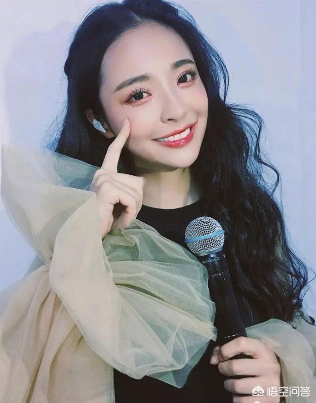 武大校花黄灿灿:活在照片里的黄灿灿算得上武大校花吗？