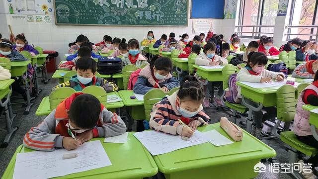 白衣女孩:电影《吾乃母亲》中，机器人有必要自愿让女孩杀了它吗