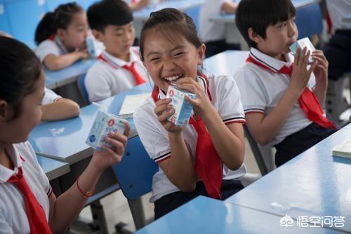 两学生带牛奶入校被拒，安徽萧县实行“班主任试喝学生牛奶”，你怎么看？