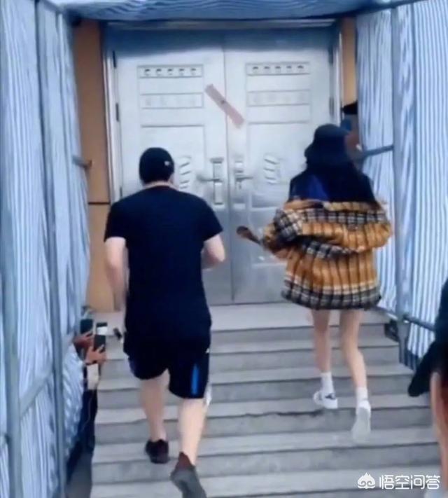 杨幂深夜赴美容院:李现杨幂等最近被恶意拍摄大家怎么看