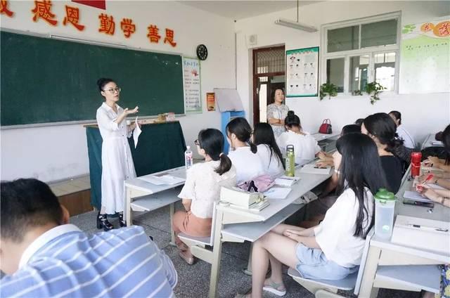 指导手培训:教育行业内，学校对刚进入工作的教师一般会提供哪些培训？