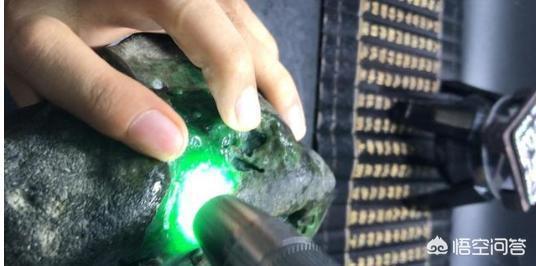 直播间的翡翠为啥便宜,直播间便宜的玉镯能买吗？