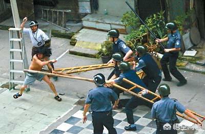 定西地震惊现狗坚强:两个小孩在校门口被砍1死1伤为什么要砍小孩有什么仇吗？