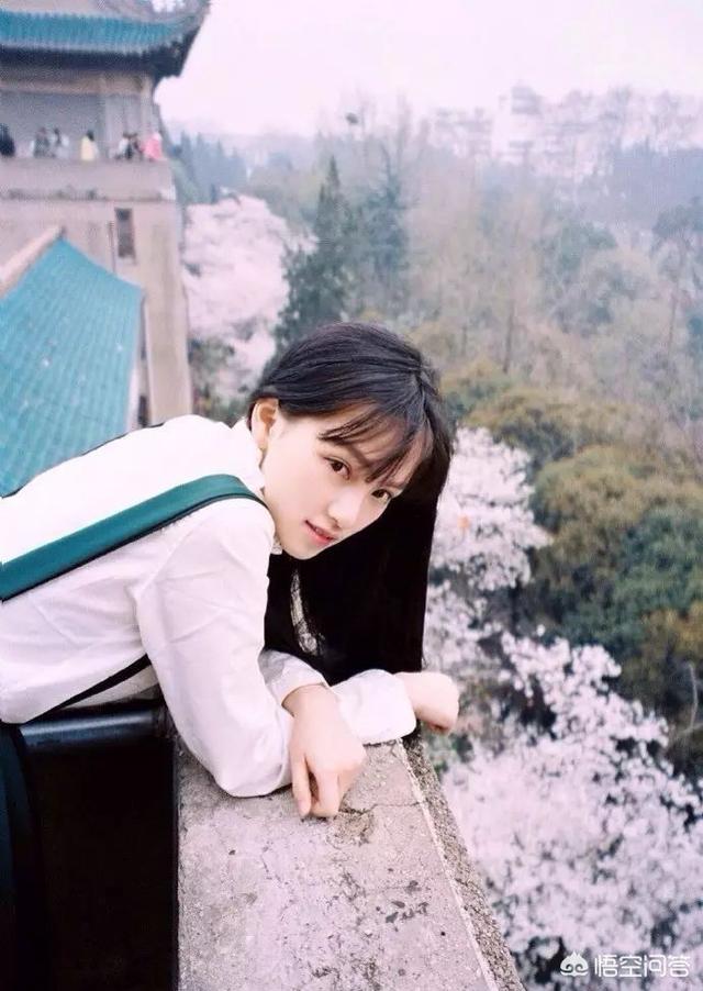 武大校花黄灿灿:活在照片里的黄灿灿算得上武大校花吗？
