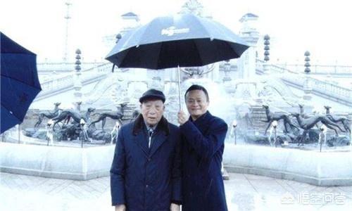 让马云亲自为其撑伞的老人是谁？