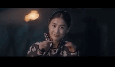 《鬓边不是海棠红》络子岭上,曹贵修手拿一颗掉落牙齿,古大梨满脸不舍,那夜发生了什么？