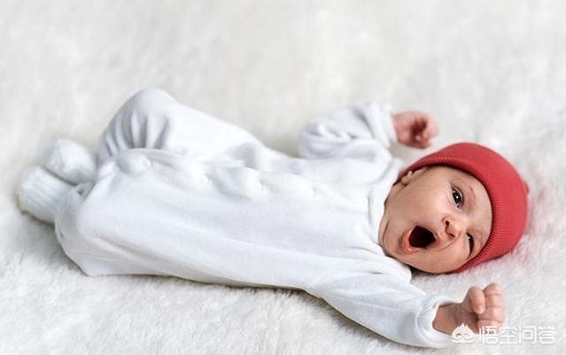 4个月宝宝平躺时四肢总是伸直：婴儿平躺突然四肢伸直上不来气