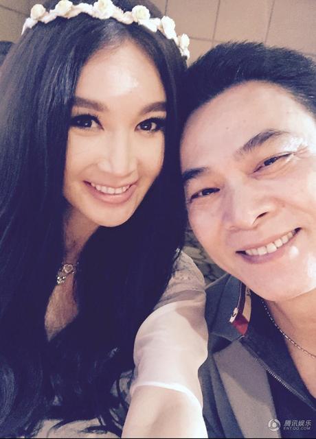 温碧霞与养子合照:温碧霞都51岁，显着特别年轻，是怎么保养的？