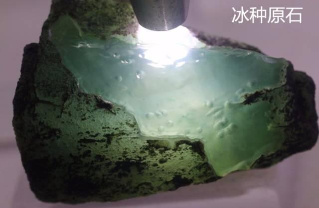翡翠原石打灯荧光图解,翡翠原石为何要打灯看？打灯是看什么呢？