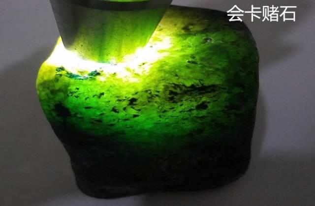 翡翠原石打灯荧光图解,翡翠原石为何要打灯看？打灯是看什么呢？