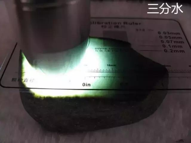 翡翠原石打灯荧光图解,翡翠原石为何要打灯看？打灯是看什么呢？