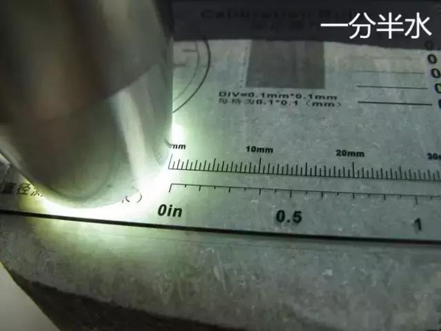 翡翠原石打灯荧光图解,翡翠原石为何要打灯看？打灯是看什么呢？