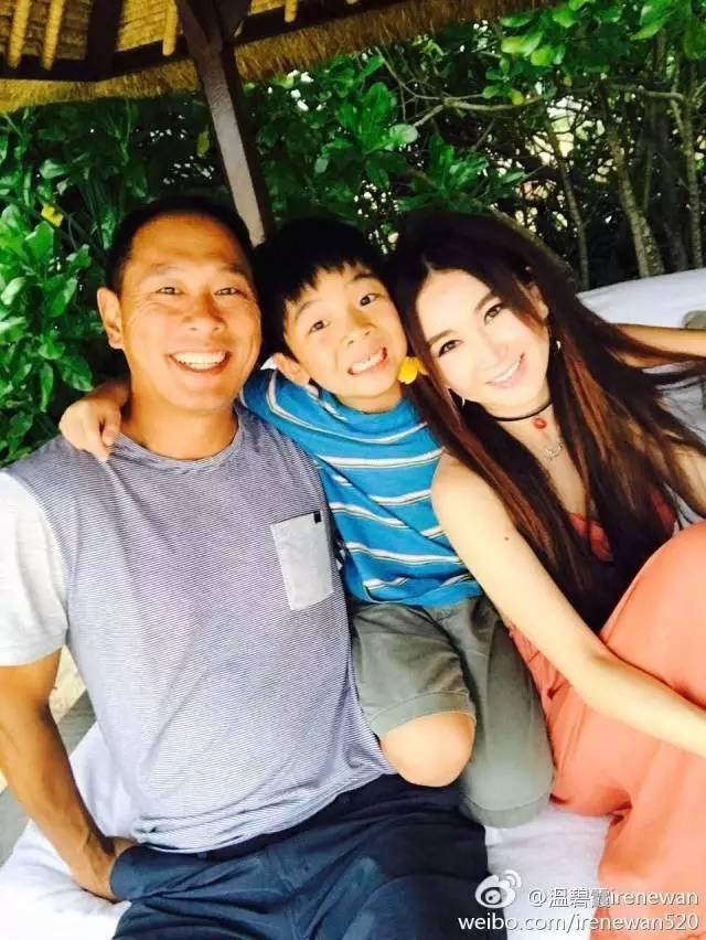 温碧霞与养子合照:温碧霞都51岁，显着特别年轻，是怎么保养的？