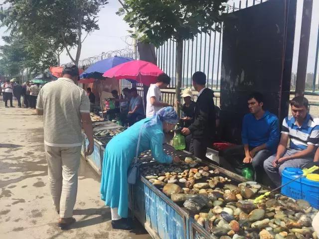 玉石都是在哪里挖的,你去过新疆和田的玉石集市巴扎吗？