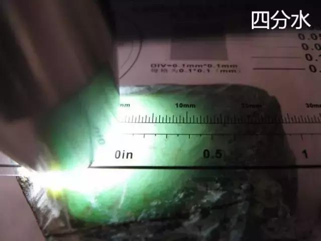 翡翠原石打灯荧光图解,翡翠原石为何要打灯看？打灯是看什么呢？