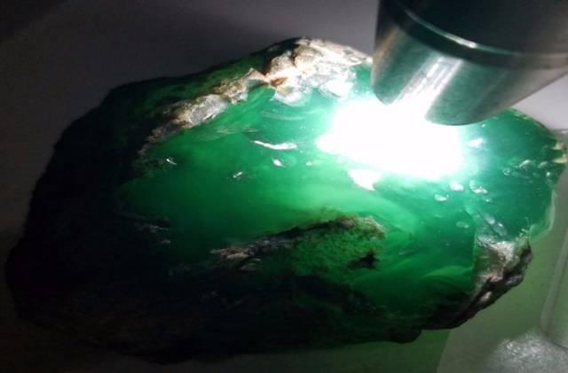 翡翠原石打灯荧光图解,翡翠原石为何要打灯看？打灯是看什么呢？