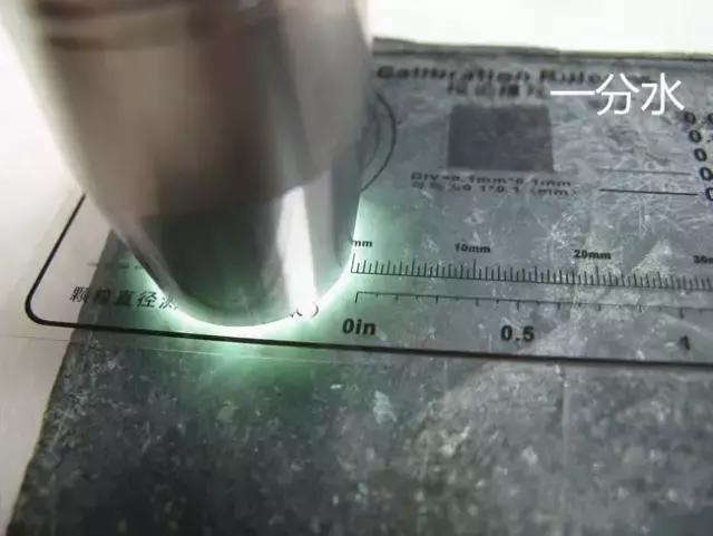 翡翠原石打灯荧光图解,翡翠原石为何要打灯看？打灯是看什么呢？