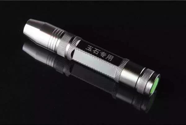 翡翠原石打灯荧光图解,翡翠原石为何要打灯看？打灯是看什么呢？