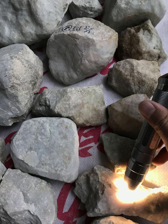 沙皮图片:翡翠的种在评价翡翠的价值方面究竟占多大比例？