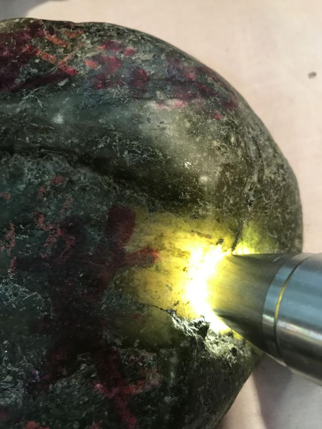 沙皮图片:翡翠的种在评价翡翠的价值方面究竟占多大比例？
