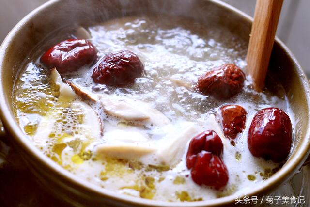 榛菇炖鸡的做法大全:秀珍菇炖鸡的做法大全 有松茸土炖鸡的做法分享吗？