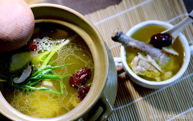 榛菇炖鸡的做法大全:秀珍菇炖鸡的做法大全 有松茸土炖鸡的做法分享吗？