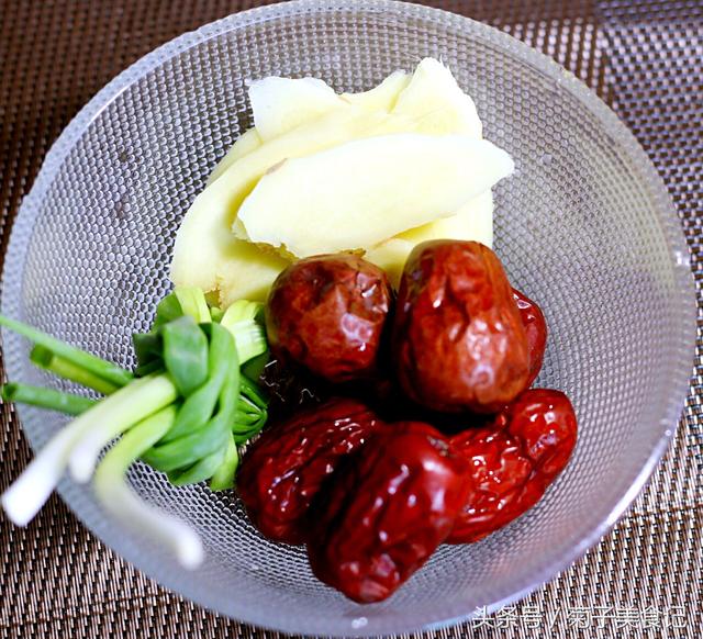 榛菇炖鸡的做法大全:秀珍菇炖鸡的做法大全 有松茸土炖鸡的做法分享吗？
