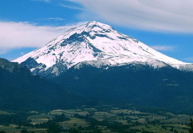 ufo打仗视频:墨西哥火山UFO舰队频频出入，真隐藏外星人基地？