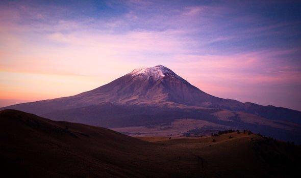 ufo打仗视频:墨西哥火山UFO舰队频频出入，真隐藏外星人基地？