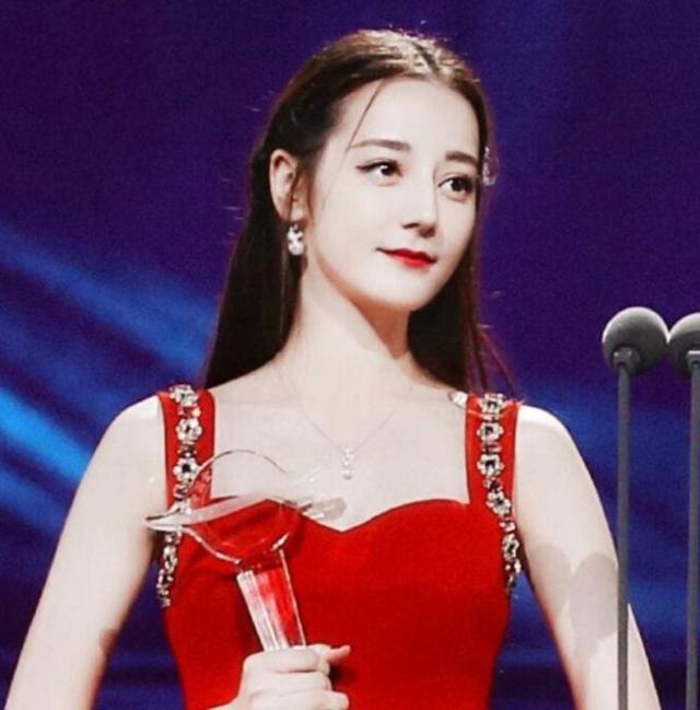 迪丽热巴撕衣服:迪丽热巴杨紫的粉丝大战，根源到底是因为什么？