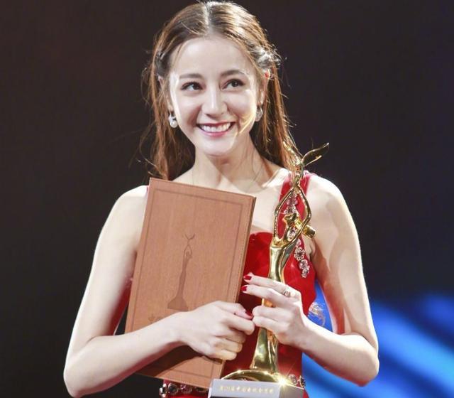迪丽热巴撕衣服:迪丽热巴杨紫的粉丝大战，根源到底是因为什么？