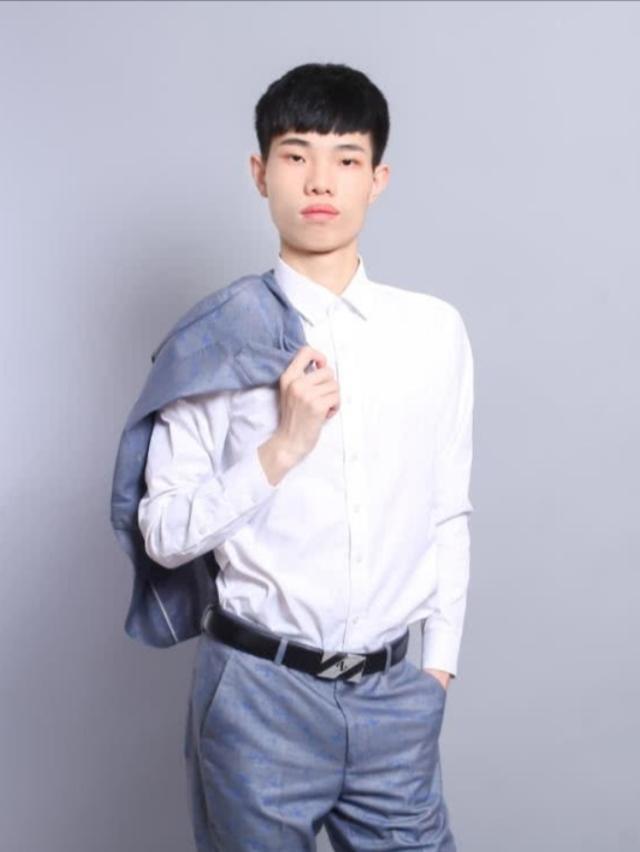 和平精英主播鲨鱼订阅突破200万直播送战神背心给铁粉如何评价此事