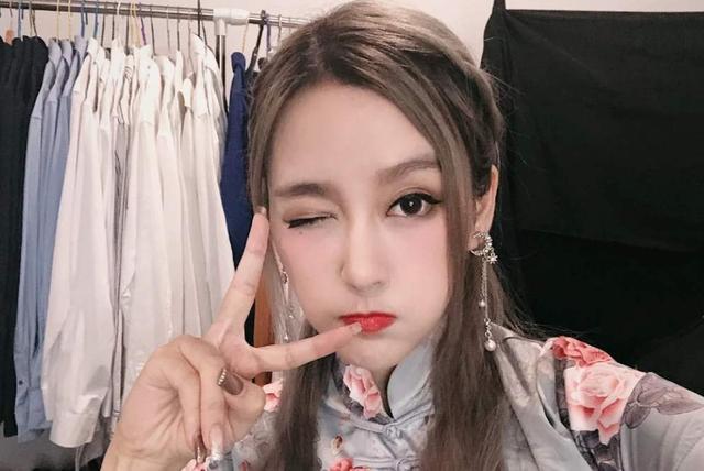 LOL最强女锤石吃醋了,为报复张嘉文点了4个男陪玩,宣告成为备胎,你怎么看？