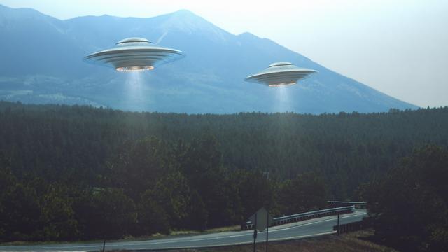 ufo打仗视频:日航班遭遇巨型UFO，降落后机长就被停飞，他究竟看到了什么？